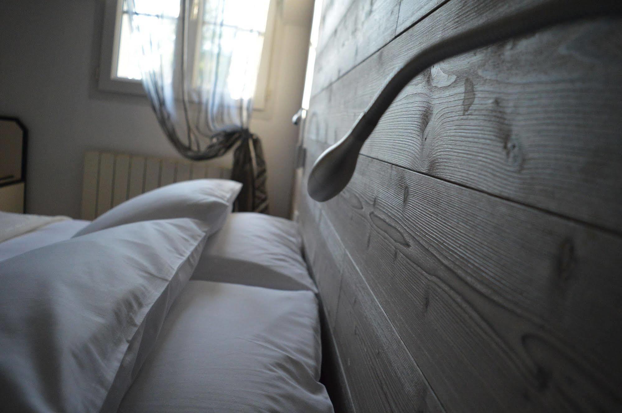 Logis Hotel "Ici M'Aime" Rouvray  المظهر الخارجي الصورة